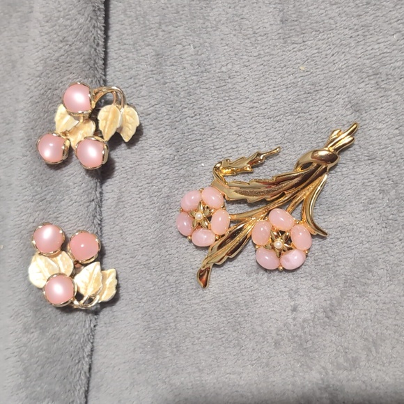 Vintage Brooch and Clip On Earrings - Picture 1 of 2